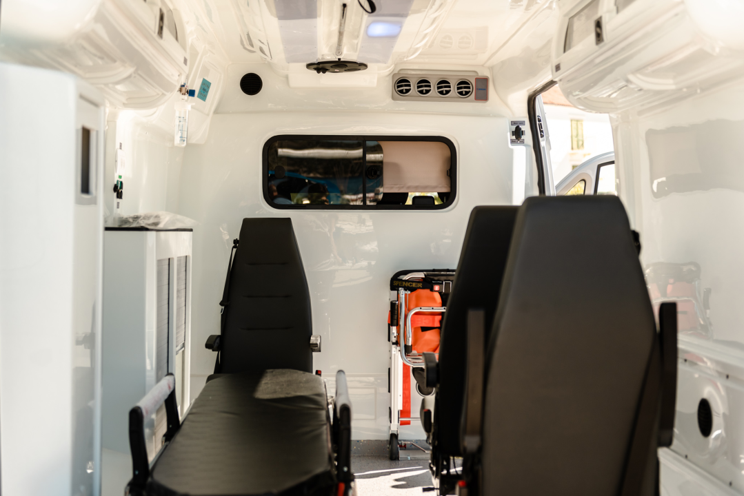 Župan Jelić predao šest sanitetskih vozila ravnateljima županijskih Domova zdravlja