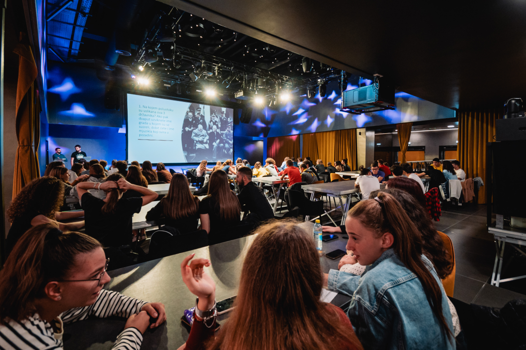 Fenomenalan projekt: Više od 900 učenika na nultom kolu Nacionalne kviz lige koja se emitira iz Arsena