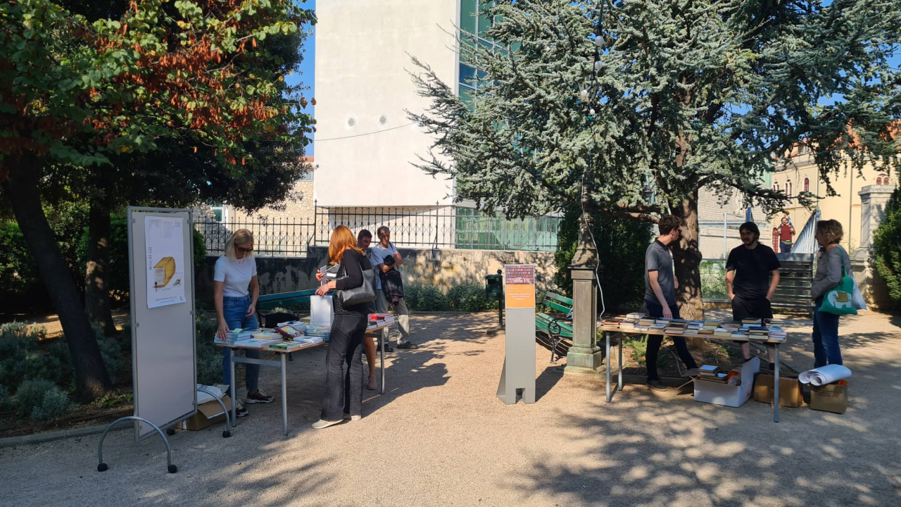 Misli na sebe, čitaj: Na mini sajmu u đardinu razmjenjuju se, kupuju i poklanjaju knjige