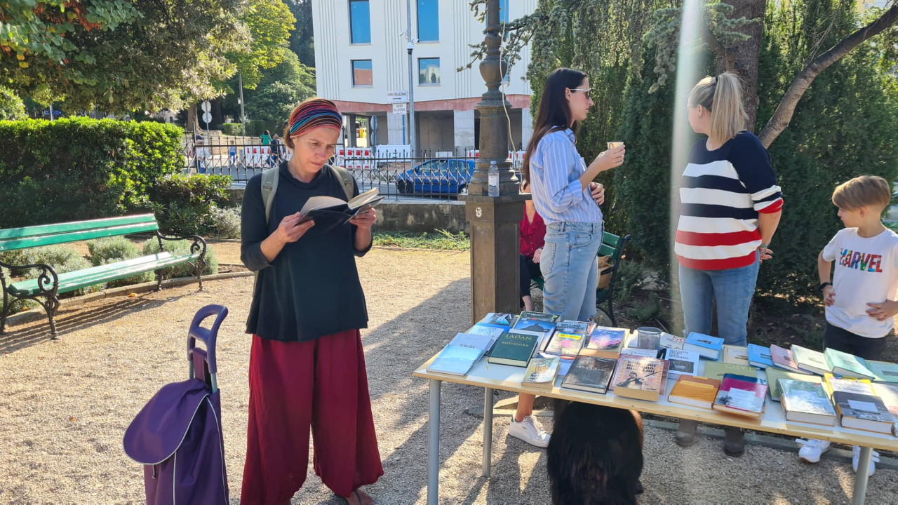 Misli na sebe, čitaj: Na mini sajmu u đardinu razmjenjuju se, kupuju i poklanjaju knjige