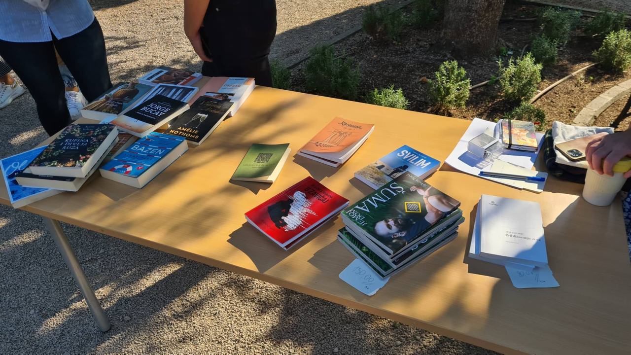 Misli na sebe, čitaj: Na mini sajmu u đardinu razmjenjuju se, kupuju i poklanjaju knjige