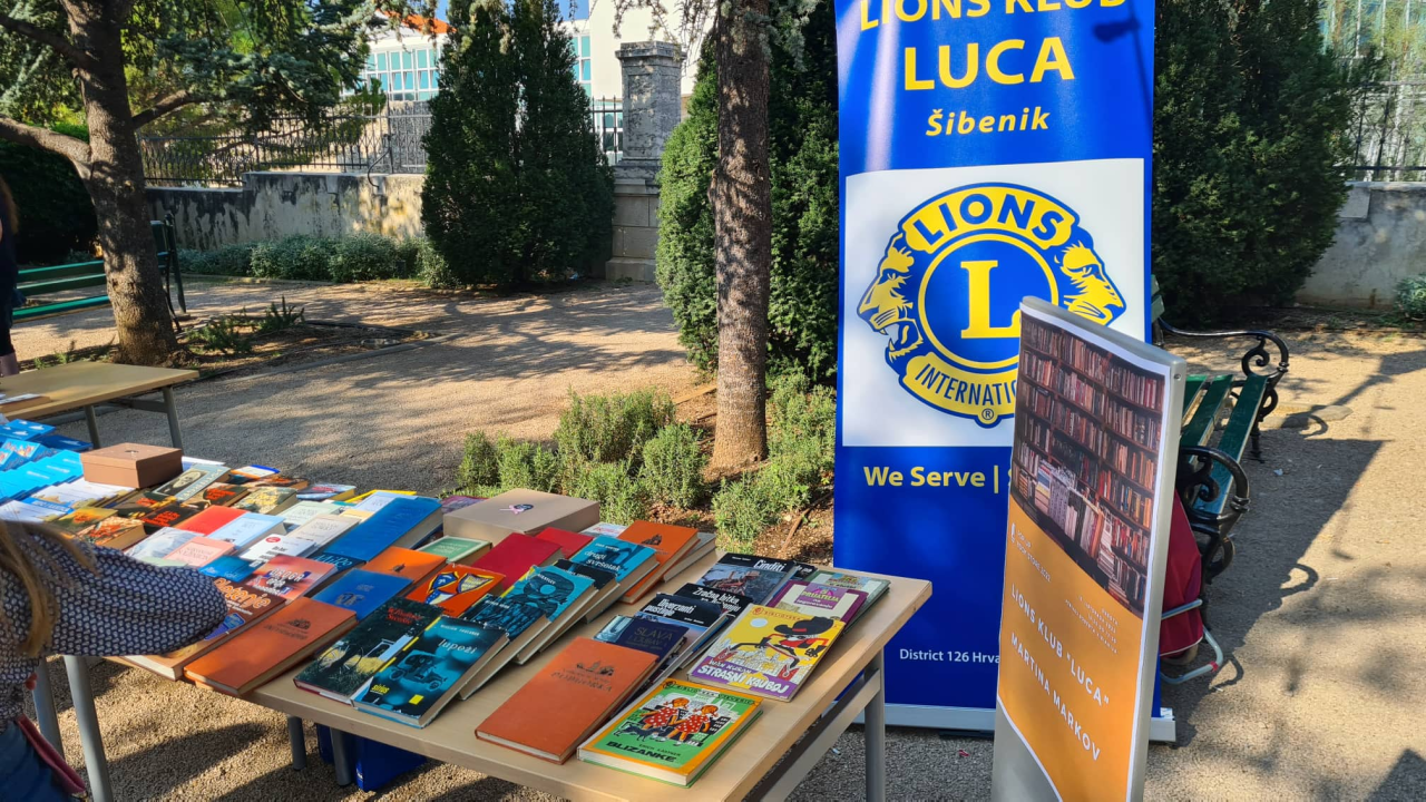 Misli na sebe, čitaj: Na mini sajmu u đardinu razmjenjuju se, kupuju i poklanjaju knjige