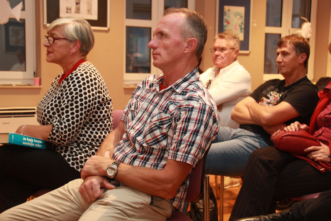 Sto ruža za Vesnu Parun: 'Sinoć je naša najveća poetesa ušetala u tu knjižnicu'