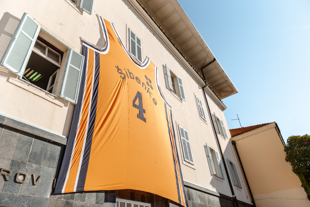 Košarkaški Mozart: Na Gradskoj upravi podignut veliki dres Dražena Petrovića