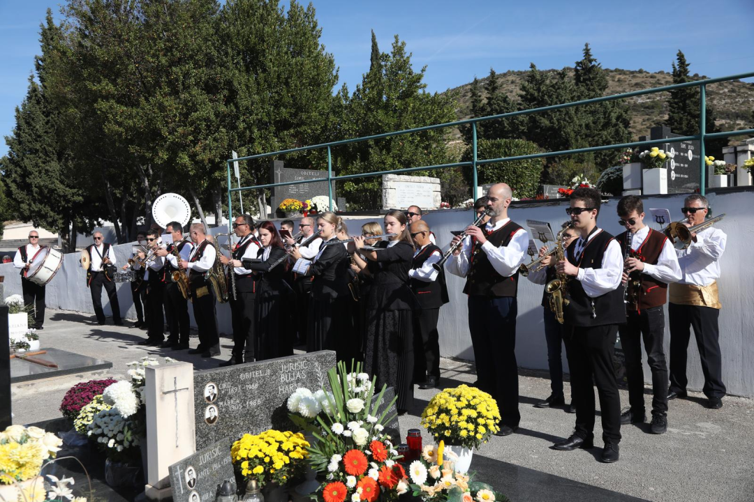 Šibenski glazbari tradicionalno sviraju na grobljima u gradu