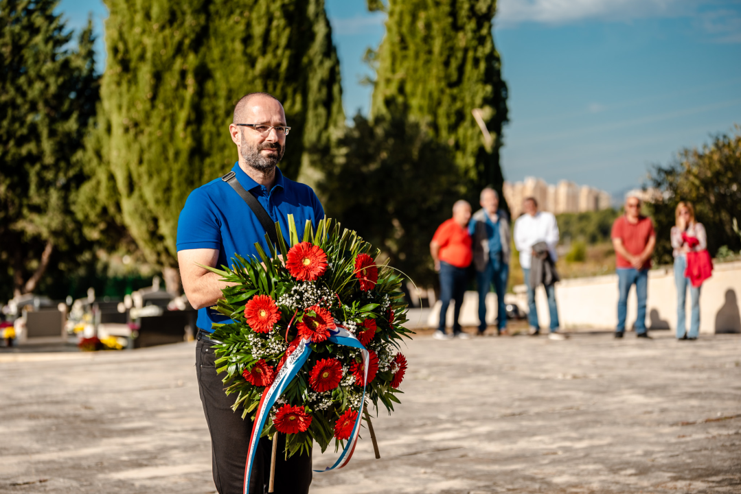 Na spomen-kosturnicu na Kvanju stavljeni karanfili: 'Za poginule neće biti zvučnika po gradu, ali će biti ponosa i prkosa'