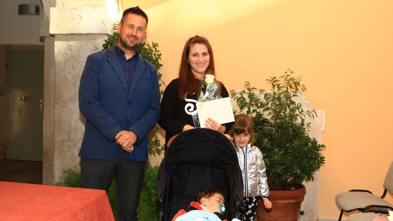 Dodijeljene potpore Općine Tisno za vjenčane parove i novorođenu djecu