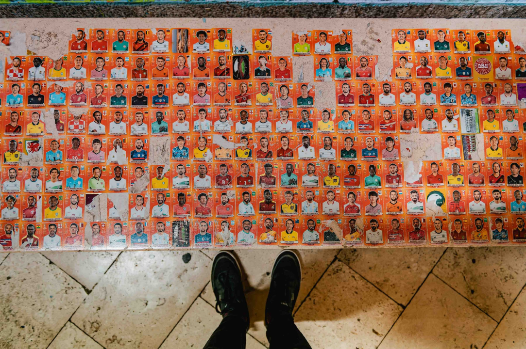 Uoči Svjetskog prvenstva u nogometu, umjesto slaganja u album, netko skuplja sličice na klupi na kolodvoru 