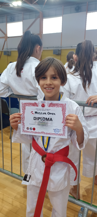 S 12 medalja vratili se mladi karatisti Šibenika 1066 s međunarodnog turnira u Mostaru