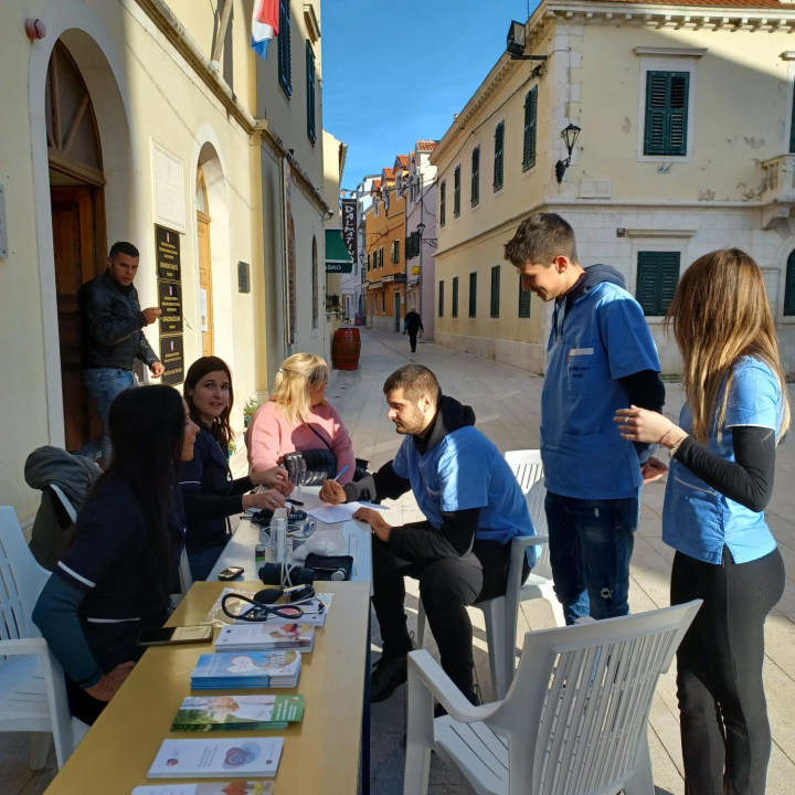 Učenici Medicinske škole i patronažna služba na šest mjesta u županiji mjerili krvni tlak i šećer