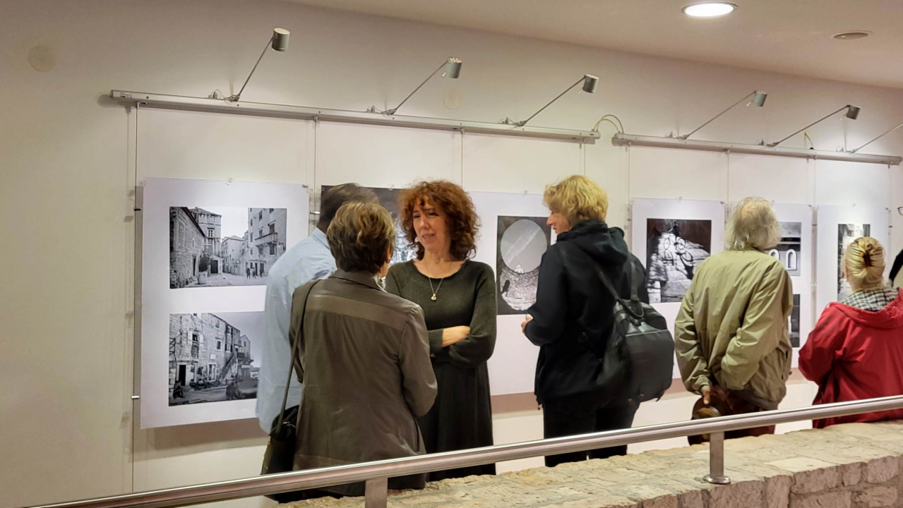U šibenskoj knjižnici otvorena međunarodna izložba 'Lovely Old Town' u sjećanje na Milivoja Zenića 
