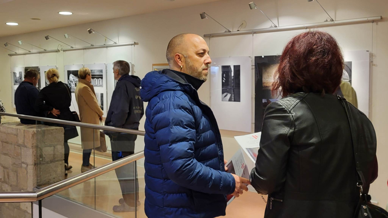 U šibenskoj knjižnici otvorena međunarodna izložba 'Lovely Old Town' u sjećanje na Milivoja Zenića 