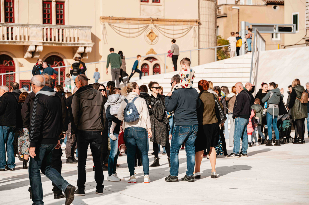 Može li gradska uprava/utvrda i dalje ignorirati šibenske roditelje? Djeca na ovim fotografijama ‘vrijede manje’
