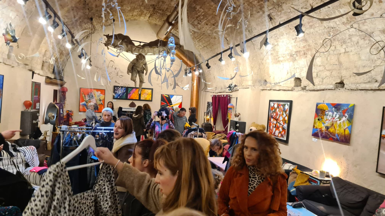 Dobar interes: Buvljak u Azimutu preselio se u toplu galeriju