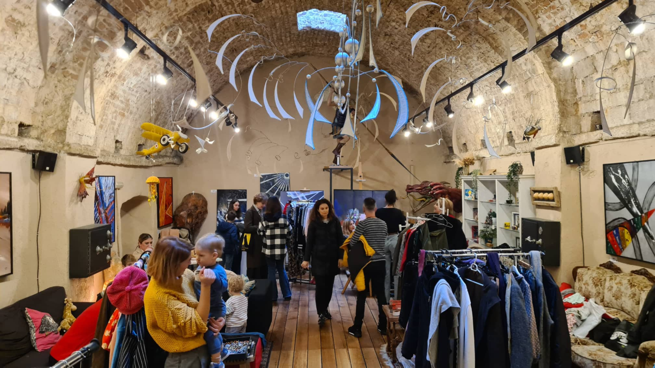 Dobar interes: Buvljak u Azimutu preselio se u toplu galeriju