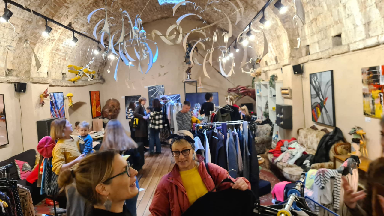 Dobar interes: Buvljak u Azimutu preselio se u toplu galeriju