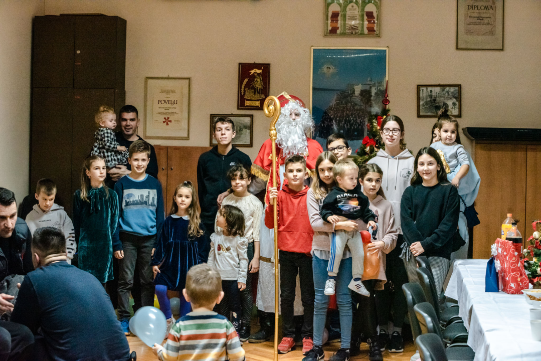 Sveti Nikola posjetio djecu šibenskih vatrogasaca: Naravno, podijelio je darove 