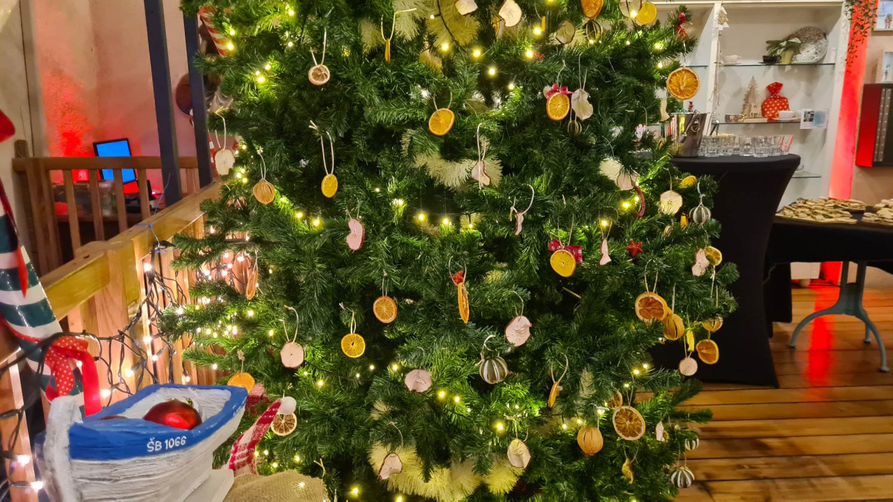 Prodajna izložba u čarobnom ambijentu: U Azimutu otvoren još jedan 'Božićni tinel' 