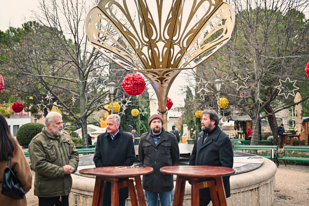 Na fontani u đardinu postavljen impresivni gramofon u čast opernoj divi, rođenoj Šibenčanki Ester Mazzoleni