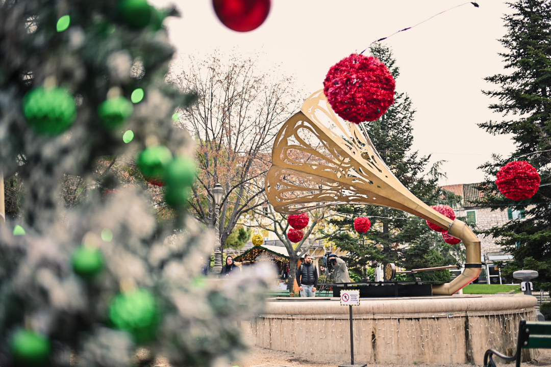 Na fontani u đardinu postavljen impresivni gramofon u čast opernoj divi, rođenoj Šibenčanki Ester Mazzoleni