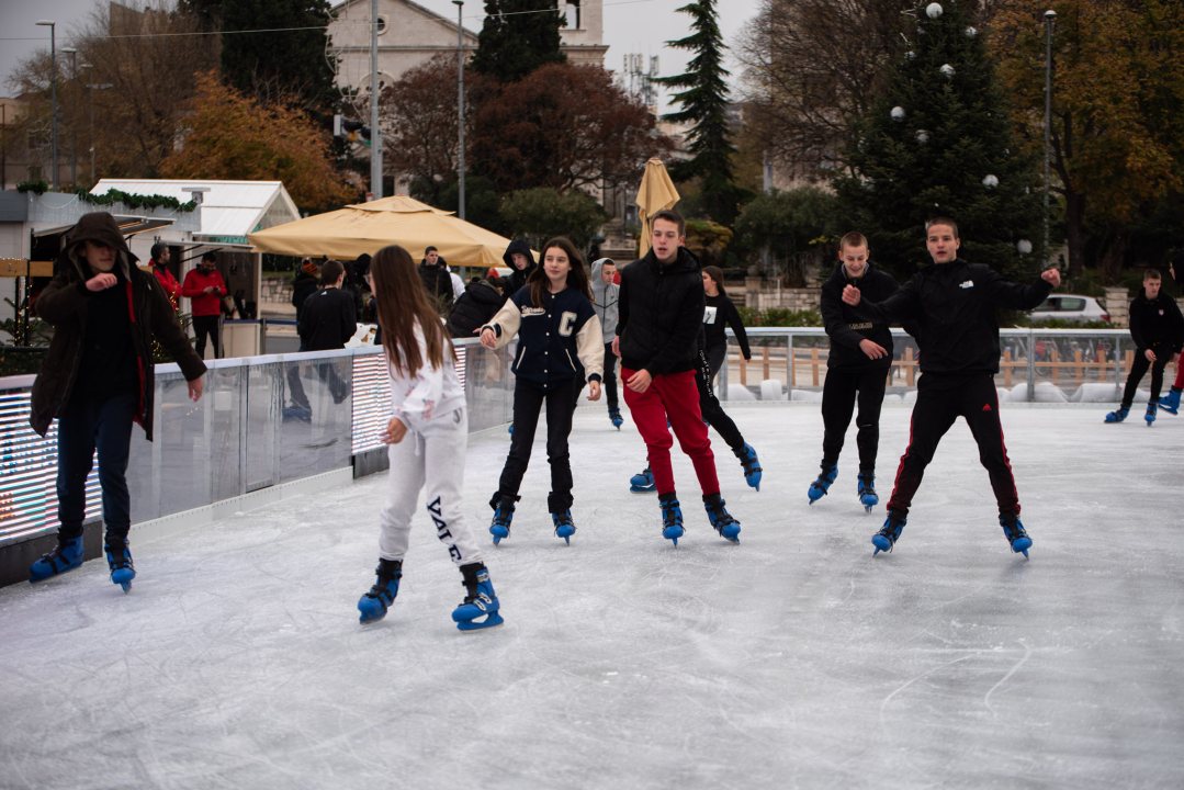 Kiša pada, Šibenčani proklizali: Otvorena atraktivna ledena površina na Poljani 