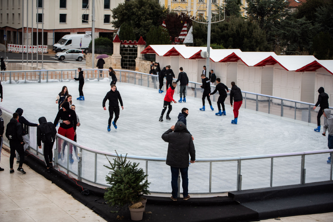 Kiša pada, Šibenčani proklizali: Otvorena atraktivna ledena površina na Poljani 