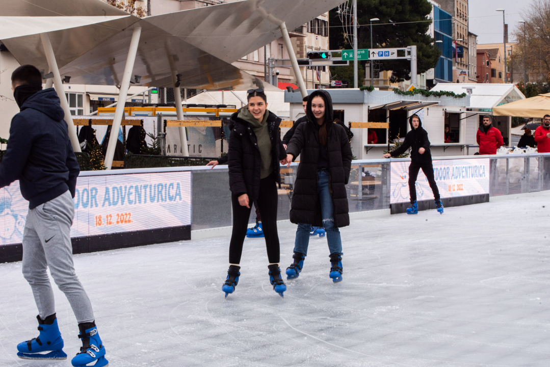 Kiša pada, Šibenčani proklizali: Otvorena atraktivna ledena površina na Poljani 