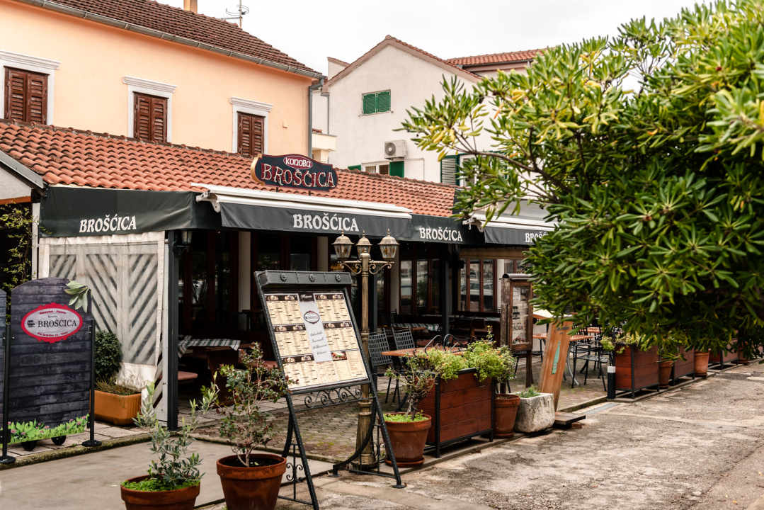 Uživajte ovog adventa u slasnim zimskim delicijama konobe Brošćica! 