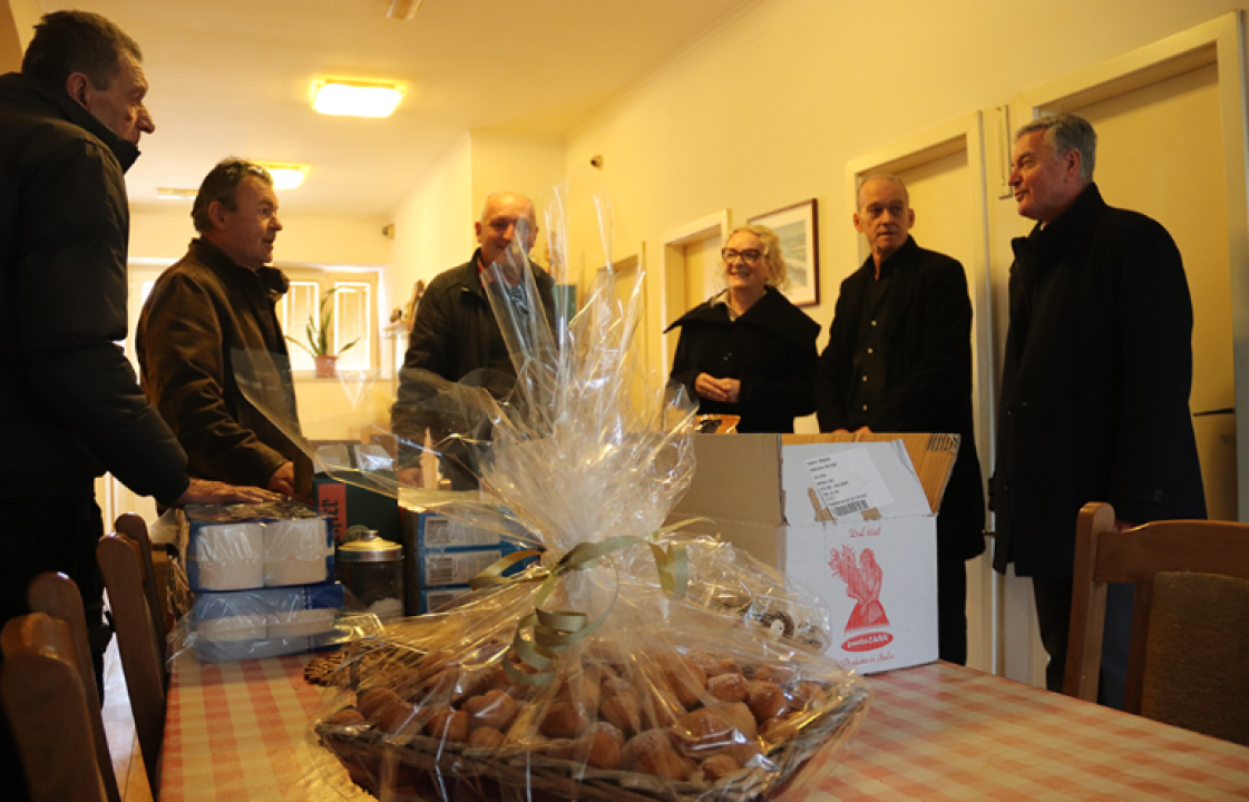 Burić obišao šibenske beskućnike: Donio im hranu i higijenske potrepštine