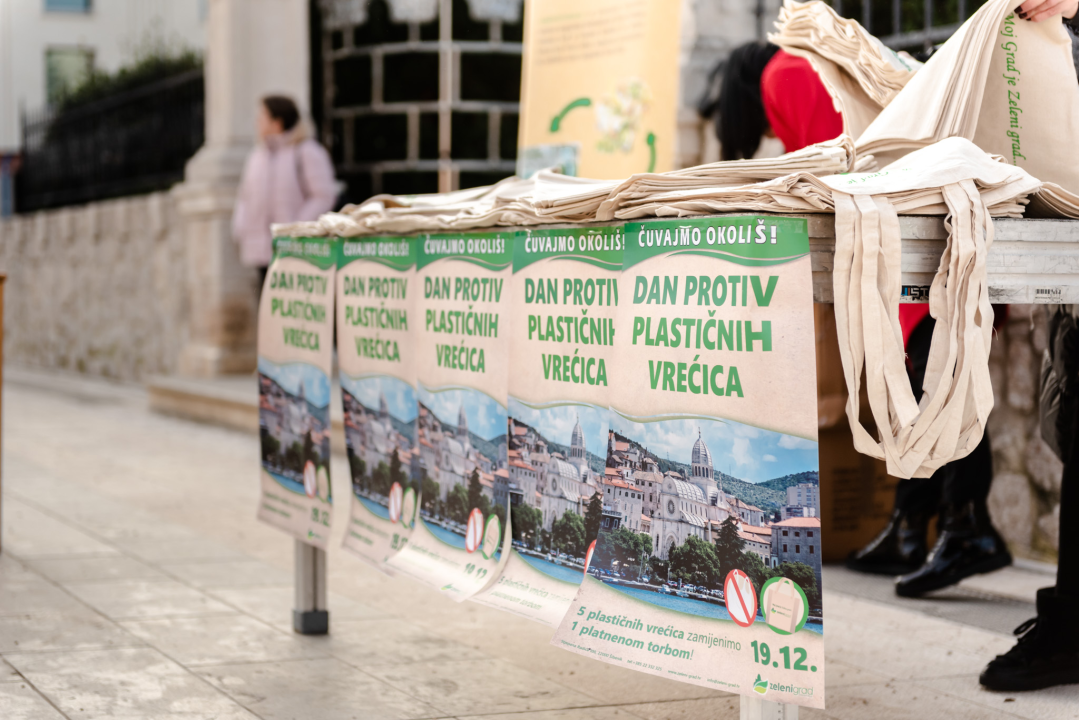 Borba protiv plastike: Zeleni grad na Poljani građanima podijelio tisuću ekoloških vrećica 