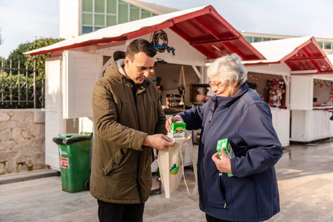 Borba protiv plastike: Zeleni grad na Poljani građanima podijelio tisuću ekoloških vrećica 