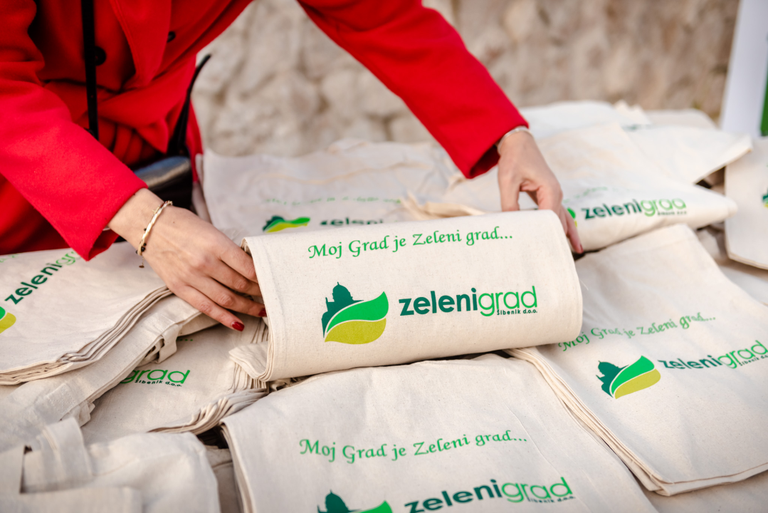 Borba protiv plastike: Zeleni grad na Poljani građanima podijelio tisuću ekoloških vrećica 