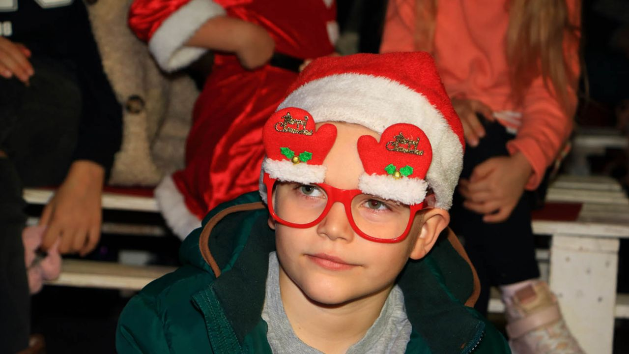 Klaun Šarenko i Djed Božićnjak razveselili djecu u Tisnom