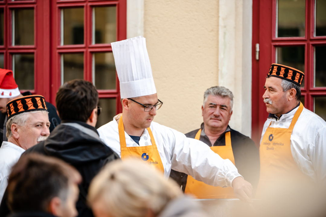 Šibenski obrtnici sugrađanima podijelili tisuću porcija bakalara