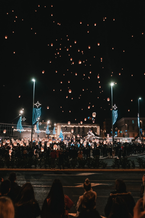 Puštanje lampiona s Poljane na Novu godinu za obitelj iz Rasline čije je kuća izgorjela