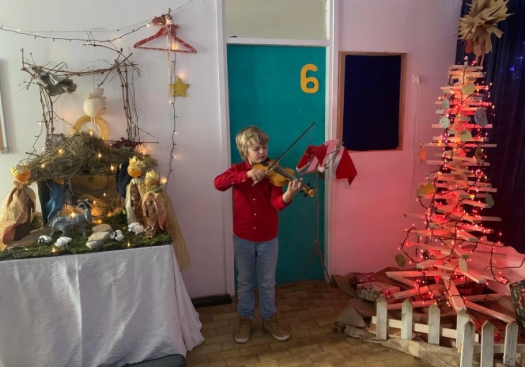 Mama Ruža i sin Andrija svojim nastupom razveselili vodičke mališane