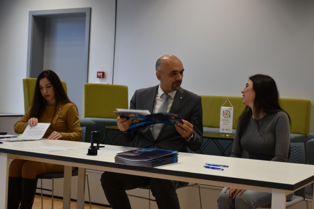 Trideset i dvoje učenika i studenata sa županom potpisalo ugovore o stipendiranju