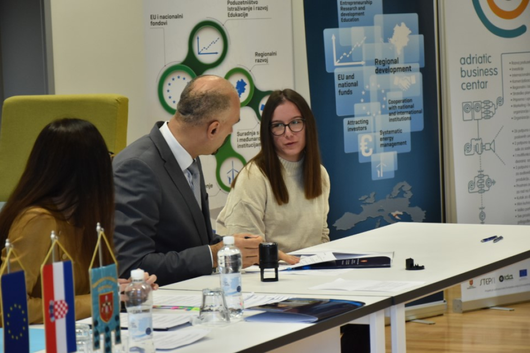 Trideset i dvoje učenika i studenata sa županom potpisalo ugovore o stipendiranju