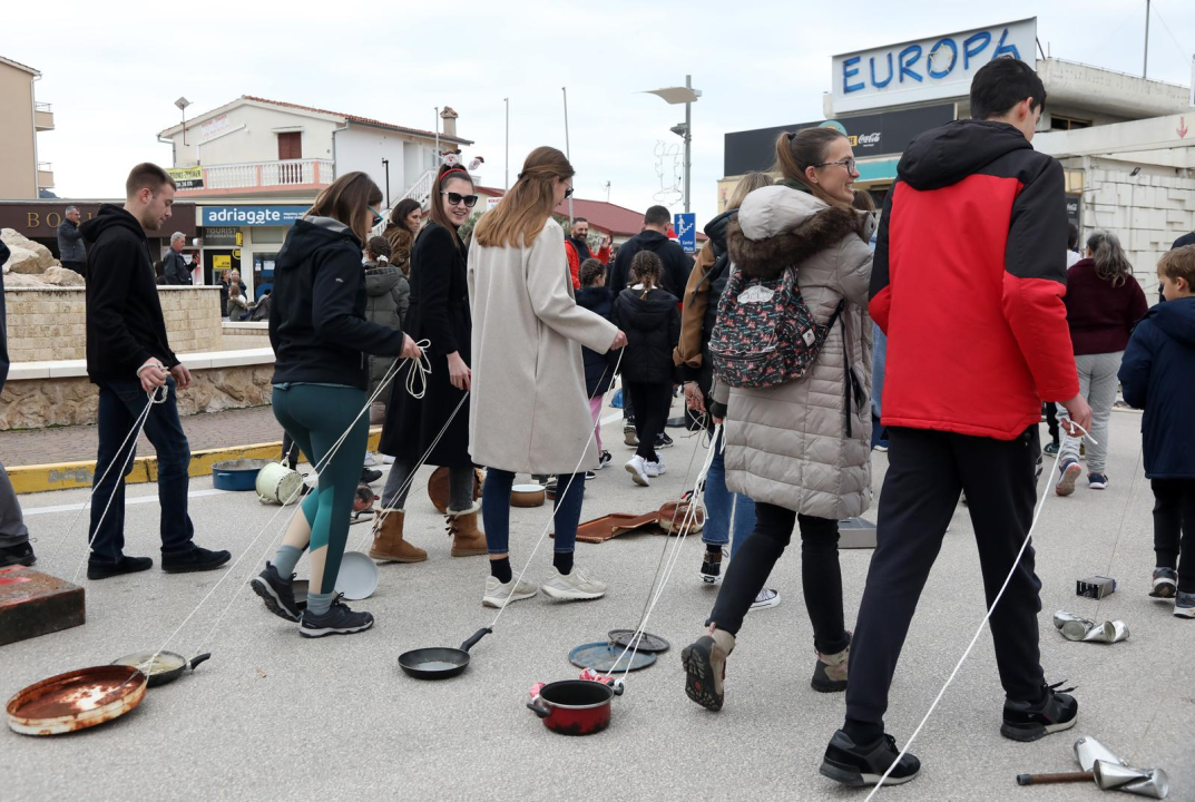 Primoštenci imaju jedinstven običaj na Staru godinu: Kroz mjesto potezali metalne predmete