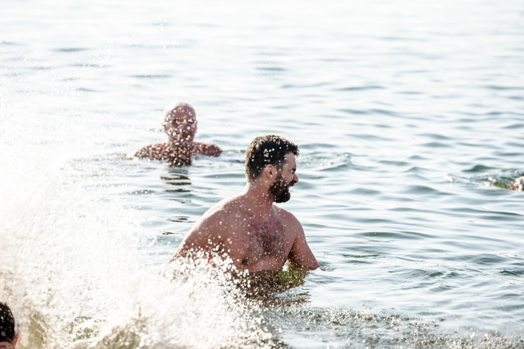 Nekoliko odvažnih okupalo se na Banju u podne na samu Novu godinu: 'U-vodi-mo euro' 