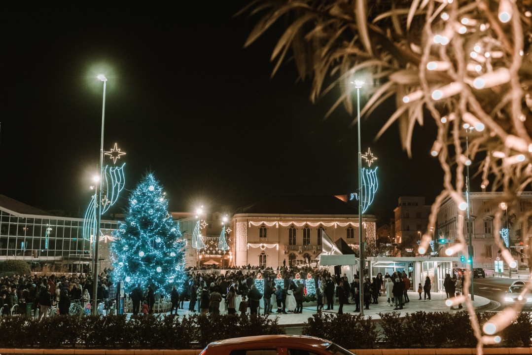 Na Poljani pušteni lampioni za obitelj iz Rasline: Prekrasni prizori u mirnoj novogodišnjoj noći