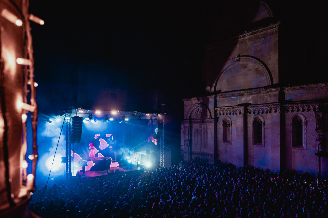 Kraljica rasplesala Šibenik: Róisín Murphy oduševila i one koji su je gledali samo na ekranu ispred Azimuta