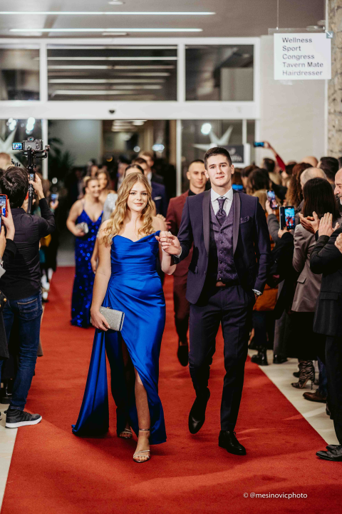 Učenici Ekonomske škole zablistali na maturalnom plesu u Vodicama (1)