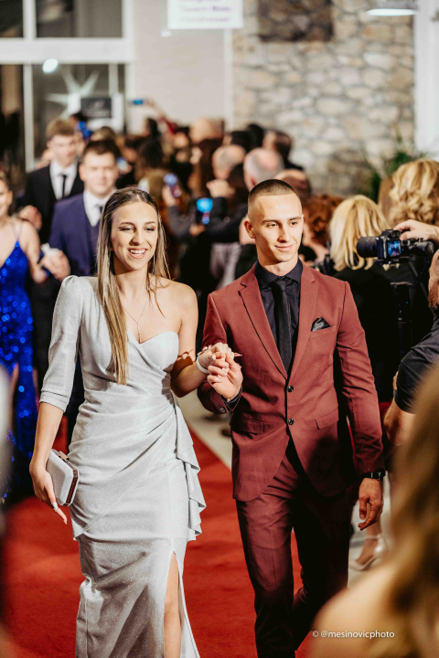 Učenici Ekonomske škole zablistali na maturalnom plesu u Vodicama (1)