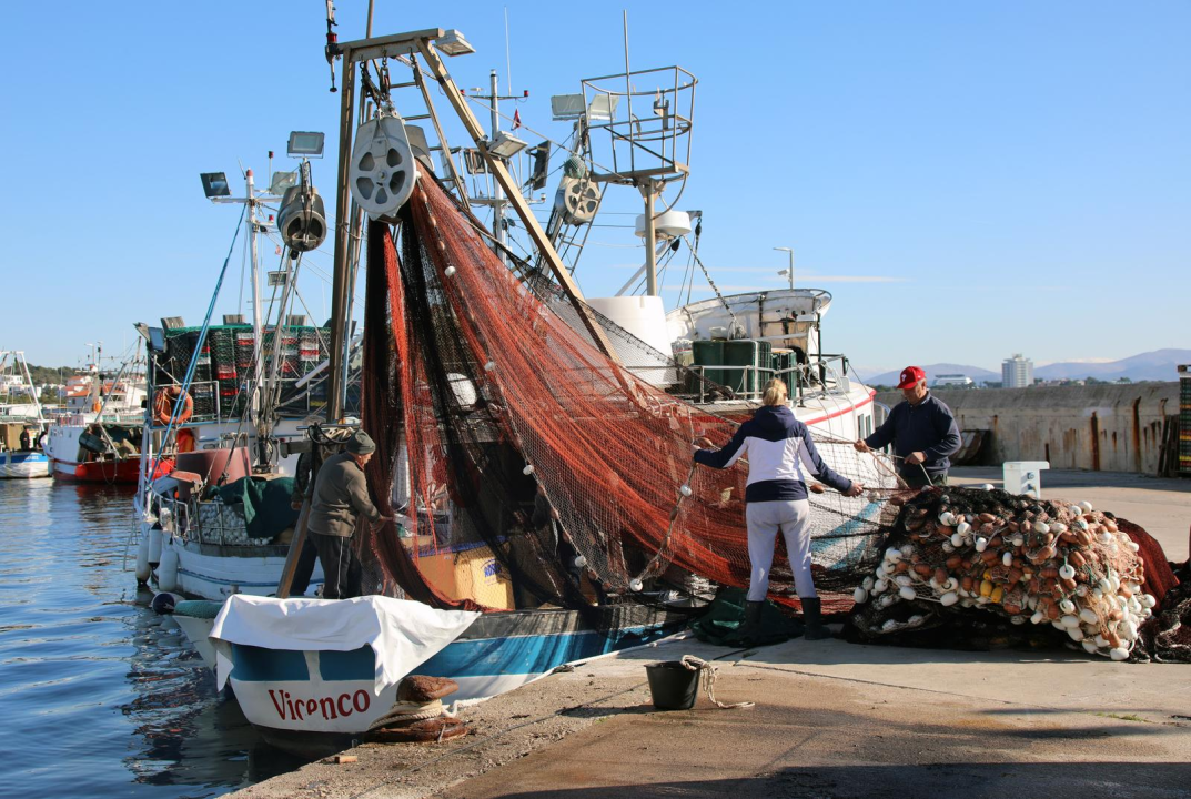 Dok traje lovostaj na srdele tribunjski ribari krpaju mreže: ‘Kaki je to vez? Najlipši!’