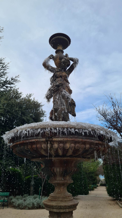 Kako Šibenčani znaju da je ispod nule? Kad zaledi fontana u đardinu