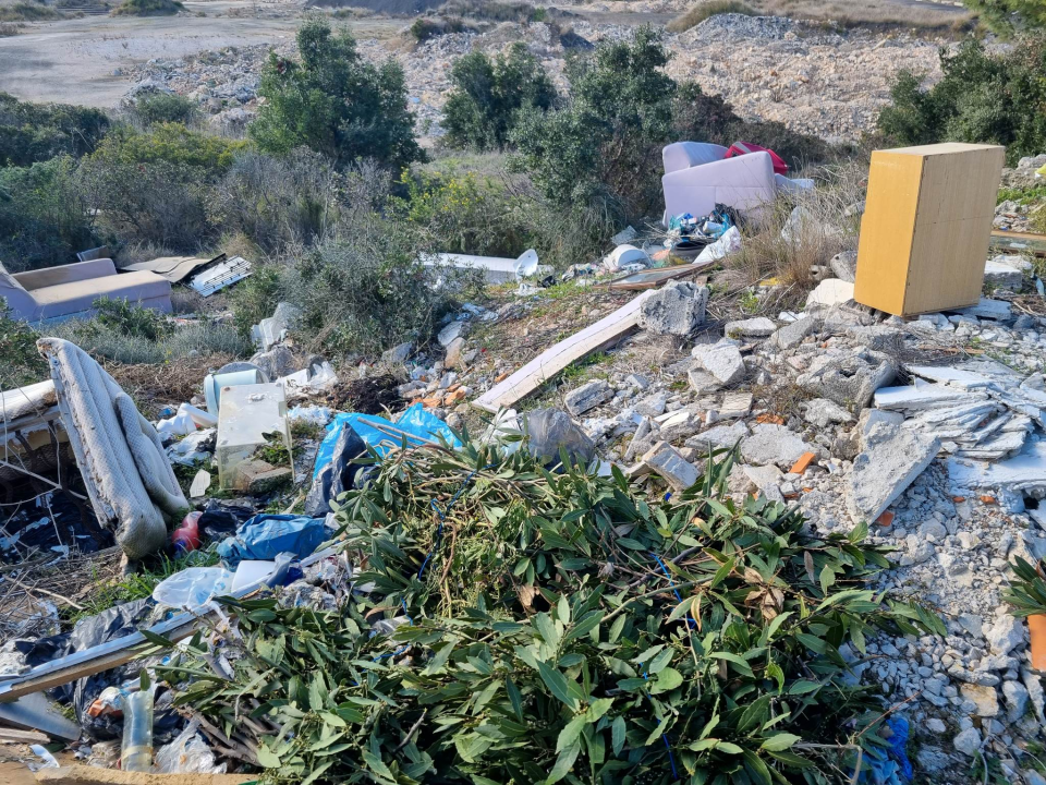 Jedni čiste, drugi zagađuju: Hrpe smeća, šute, namještaja i guma i dalje se gomilaju po šibenskim kvartovima