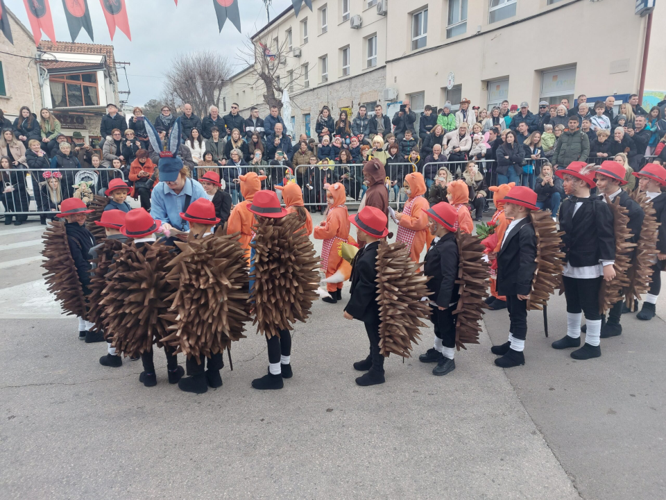 Povorka Malih bak' u Murteru oduševila okupljene: Od Francuske revolucije i mumija do Ježeve kućice