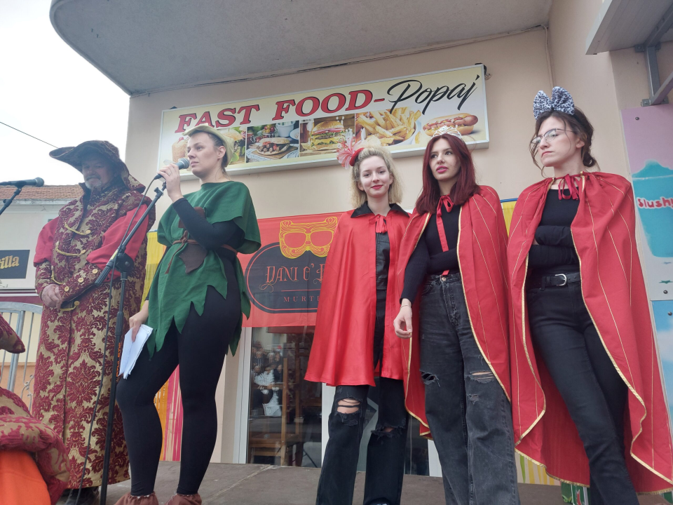 Povorka Malih bak' u Murteru oduševila okupljene: Od Francuske revolucije i mumija do Ježeve kućice