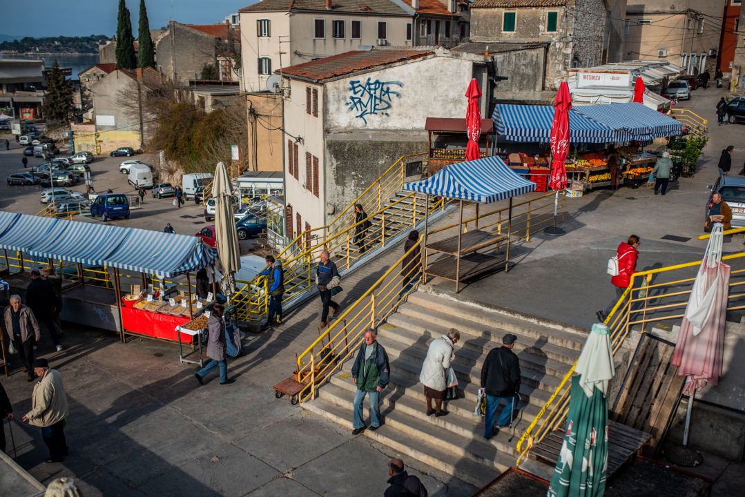 Jutros se na šibenskoj pijaci jasno vidjelo da je petak: Peškarija puna, na zelenom dijelu pustoš 